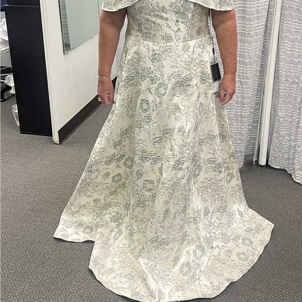 Stellah Floral Dress in silver and gray - Picture 2 of 5